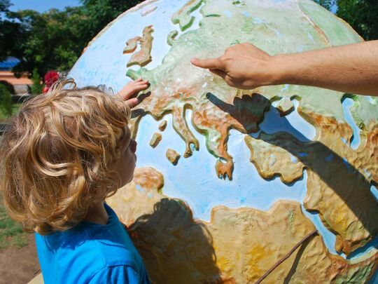 Autorisation sortie de territoire Enfant et mappemonde